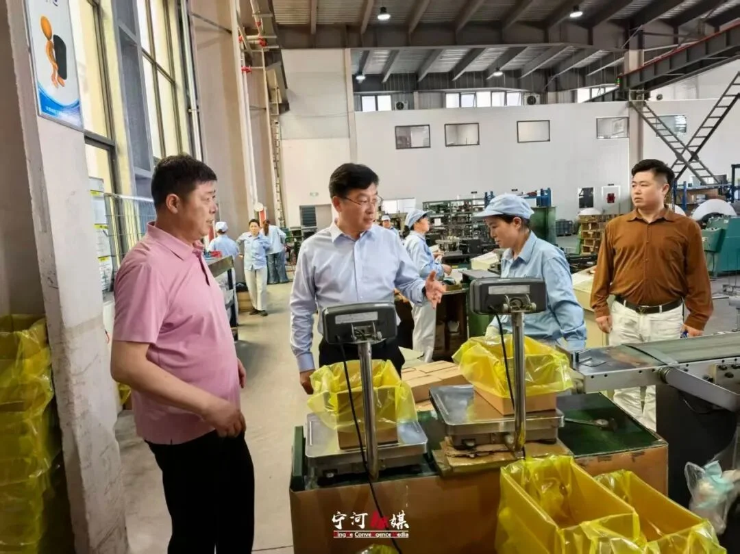 考察组了解丰特电气电气设备生产流程